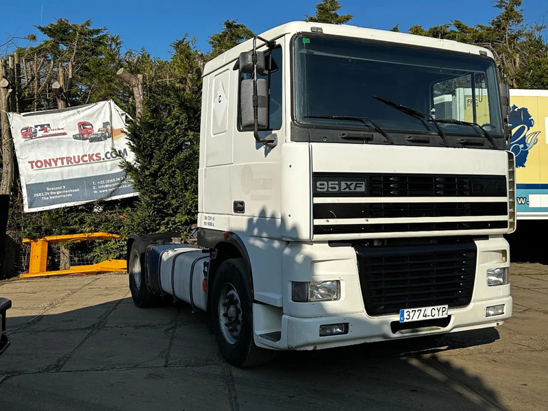 DAF XF 95.380 4X2 Tractor-unit Spring/Air ZF Manual Euro2 PTO - Камион влекач: слика 1 DAF XF 95.380 4X2 Tractor-unit Spring/Air ZF Manual Euro2 PTO - Камион влекач: слика 1