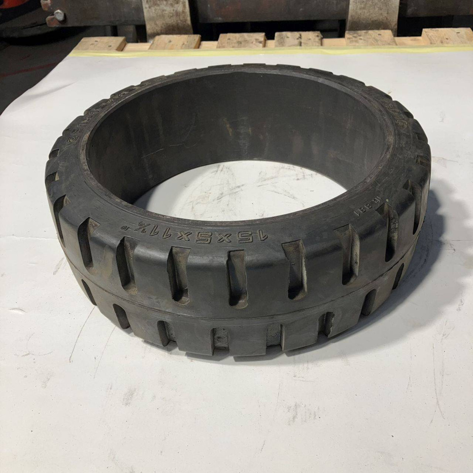 2X trelleborg 15x5x11 1/4 tyres - Гума за Опрема за ракување со материјали: слика 2 2X trelleborg 15x5x11 1/4 tyres - Гума за Опрема за ракување со материјали: слика 2