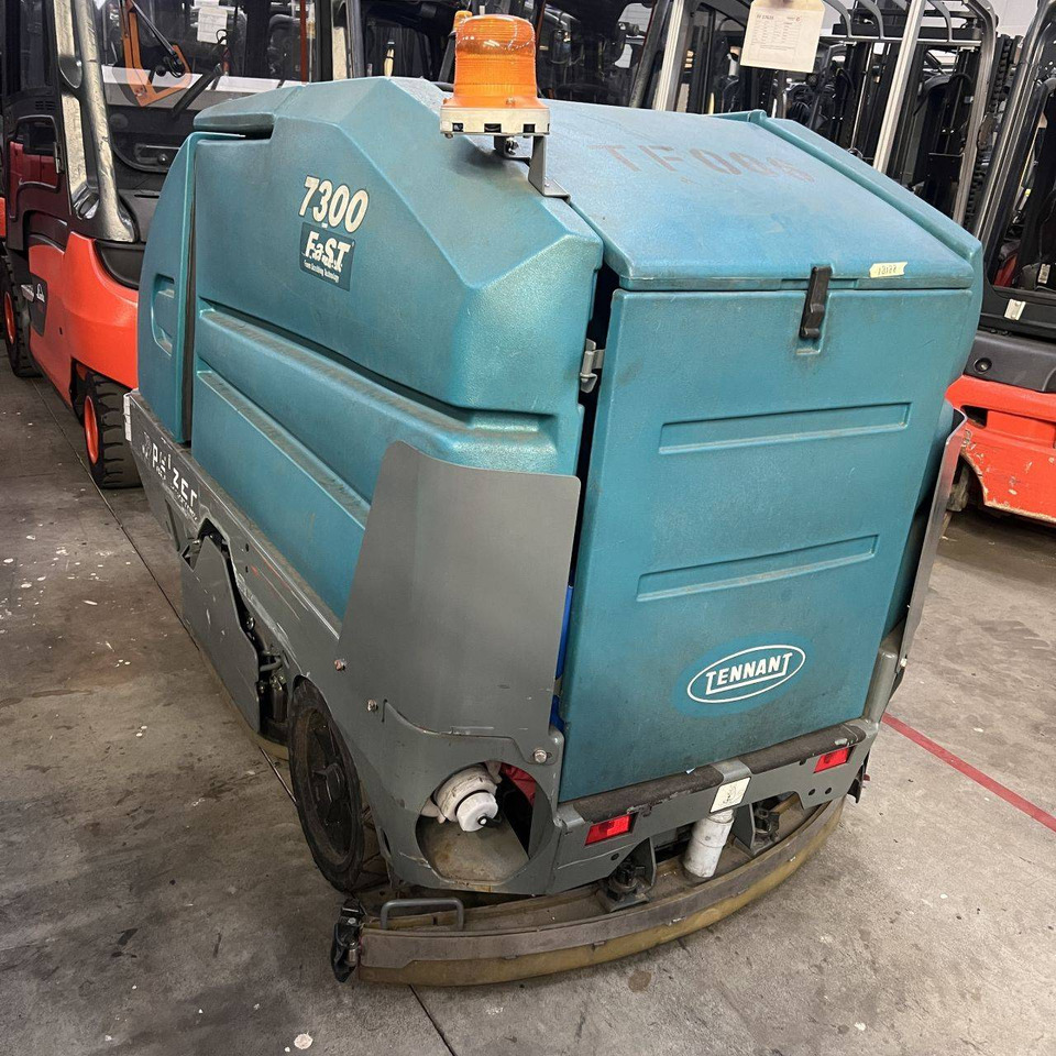 Tennant 7300 Fast - Машина за чистење подови: слика 1 Tennant 7300 Fast - Машина за чистење подови: слика 1