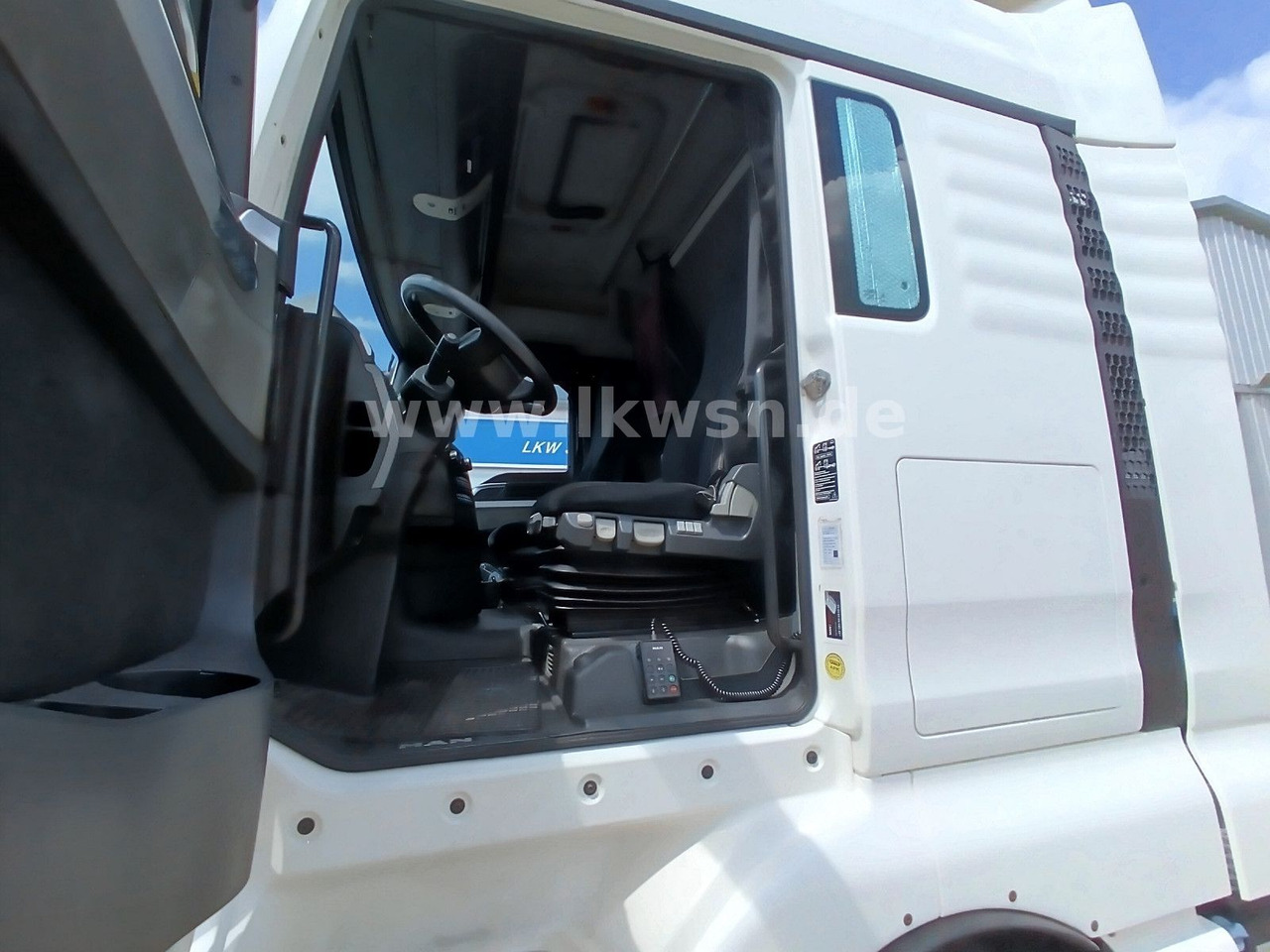 Камион влекач MAN TGX 18:440 FLT XLX 2xTank Klima Spoiler Kühlbox MAN TGX 18:440 FLT XLX 2xTank Klima Spoiler Kühlbox: слика 13 Камион влекач MAN TGX 18:440 FLT XLX 2xTank Klima Spoiler Kühlbox MAN TGX 18:440 FLT XLX 2xTank Klima Spoiler Kühlbox: слика 13