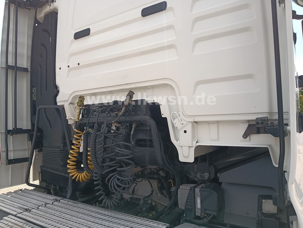 Камион влекач MAN TGX 18:440 FLT XLX 2xTank Klima Spoiler Kühlbox MAN TGX 18:440 FLT XLX 2xTank Klima Spoiler Kühlbox: слика 22 Камион влекач MAN TGX 18:440 FLT XLX 2xTank Klima Spoiler Kühlbox MAN TGX 18:440 FLT XLX 2xTank Klima Spoiler Kühlbox: слика 22