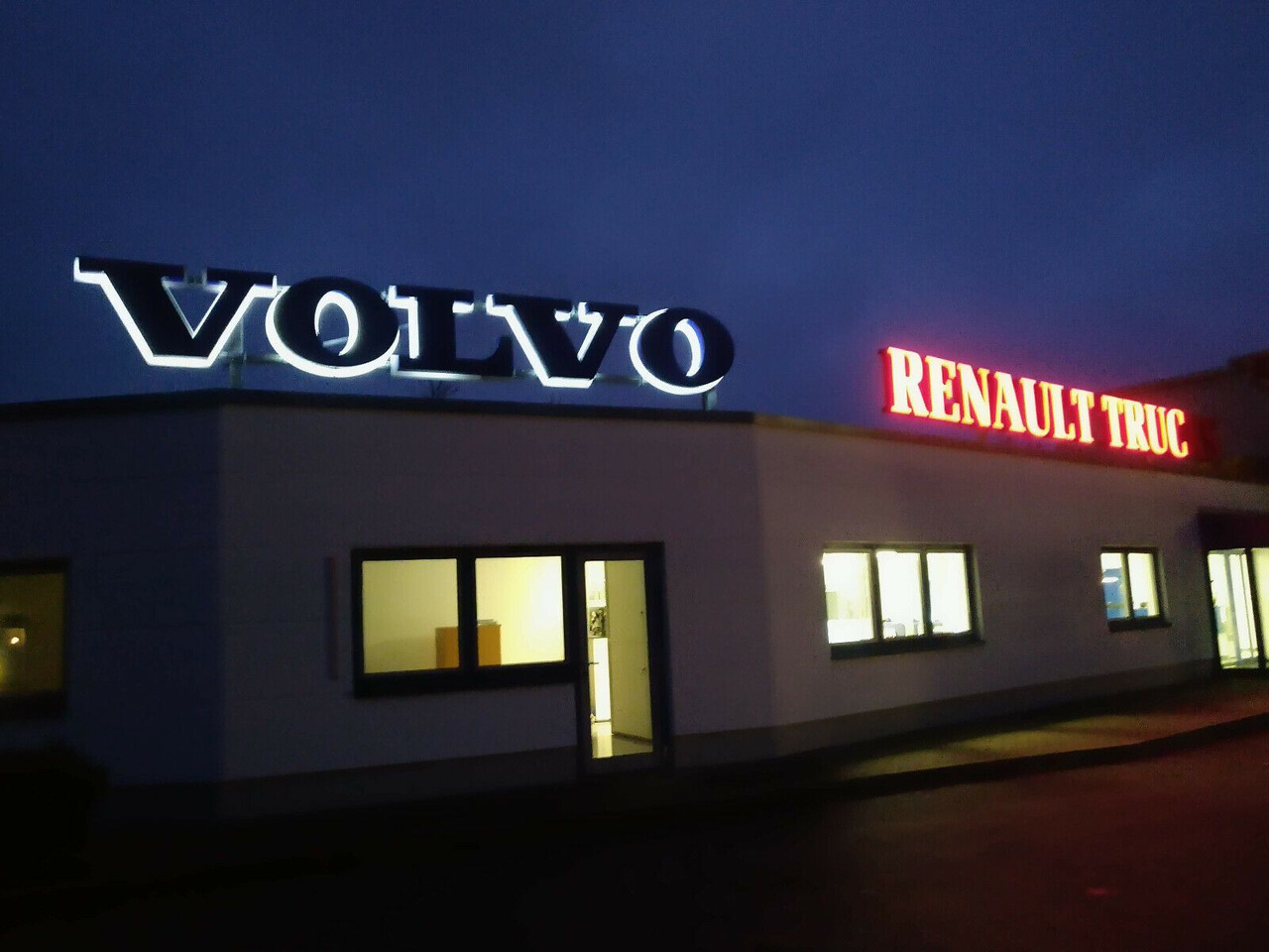 Камион влекач MAN TGX 18:440 FLT XLX 2xTank Klima Spoiler Kühlbox MAN TGX 18:440 FLT XLX 2xTank Klima Spoiler Kühlbox: слика 45 Камион влекач MAN TGX 18:440 FLT XLX 2xTank Klima Spoiler Kühlbox MAN TGX 18:440 FLT XLX 2xTank Klima Spoiler Kühlbox: слика 45