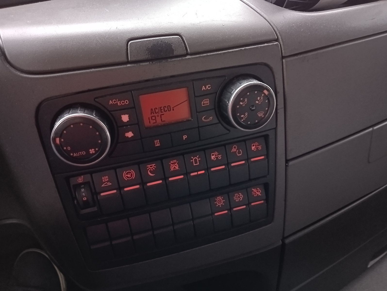 Камион влекач MAN TGX 18:440 FLT XLX 2xTank Klima Spoiler Kühlbox MAN TGX 18:440 FLT XLX 2xTank Klima Spoiler Kühlbox: слика 32 Камион влекач MAN TGX 18:440 FLT XLX 2xTank Klima Spoiler Kühlbox MAN TGX 18:440 FLT XLX 2xTank Klima Spoiler Kühlbox: слика 32