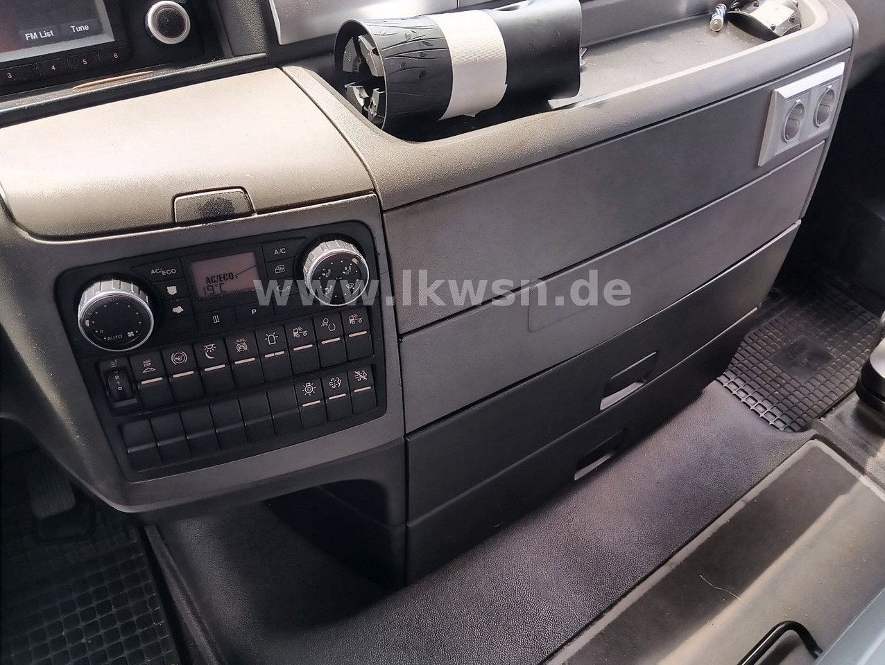 Камион влекач MAN TGX 18:440 FLT XLX 2xTank Klima Spoiler Kühlbox MAN TGX 18:440 FLT XLX 2xTank Klima Spoiler Kühlbox: слика 14 Камион влекач MAN TGX 18:440 FLT XLX 2xTank Klima Spoiler Kühlbox MAN TGX 18:440 FLT XLX 2xTank Klima Spoiler Kühlbox: слика 14