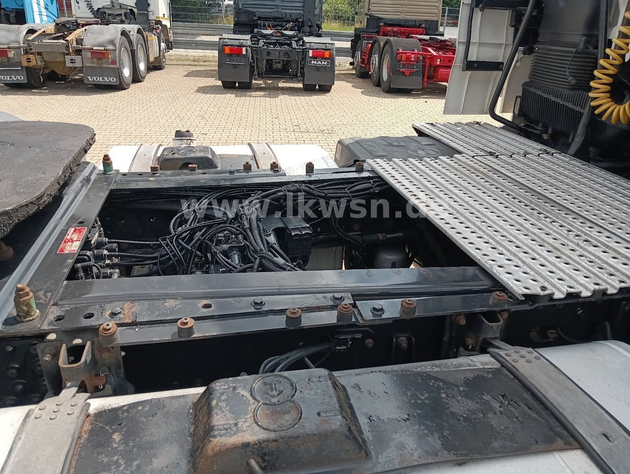 Камион влекач MAN TGX 18:440 FLT XLX 2xTank Klima Spoiler Kühlbox MAN TGX 18:440 FLT XLX 2xTank Klima Spoiler Kühlbox: слика 24 Камион влекач MAN TGX 18:440 FLT XLX 2xTank Klima Spoiler Kühlbox MAN TGX 18:440 FLT XLX 2xTank Klima Spoiler Kühlbox: слика 24