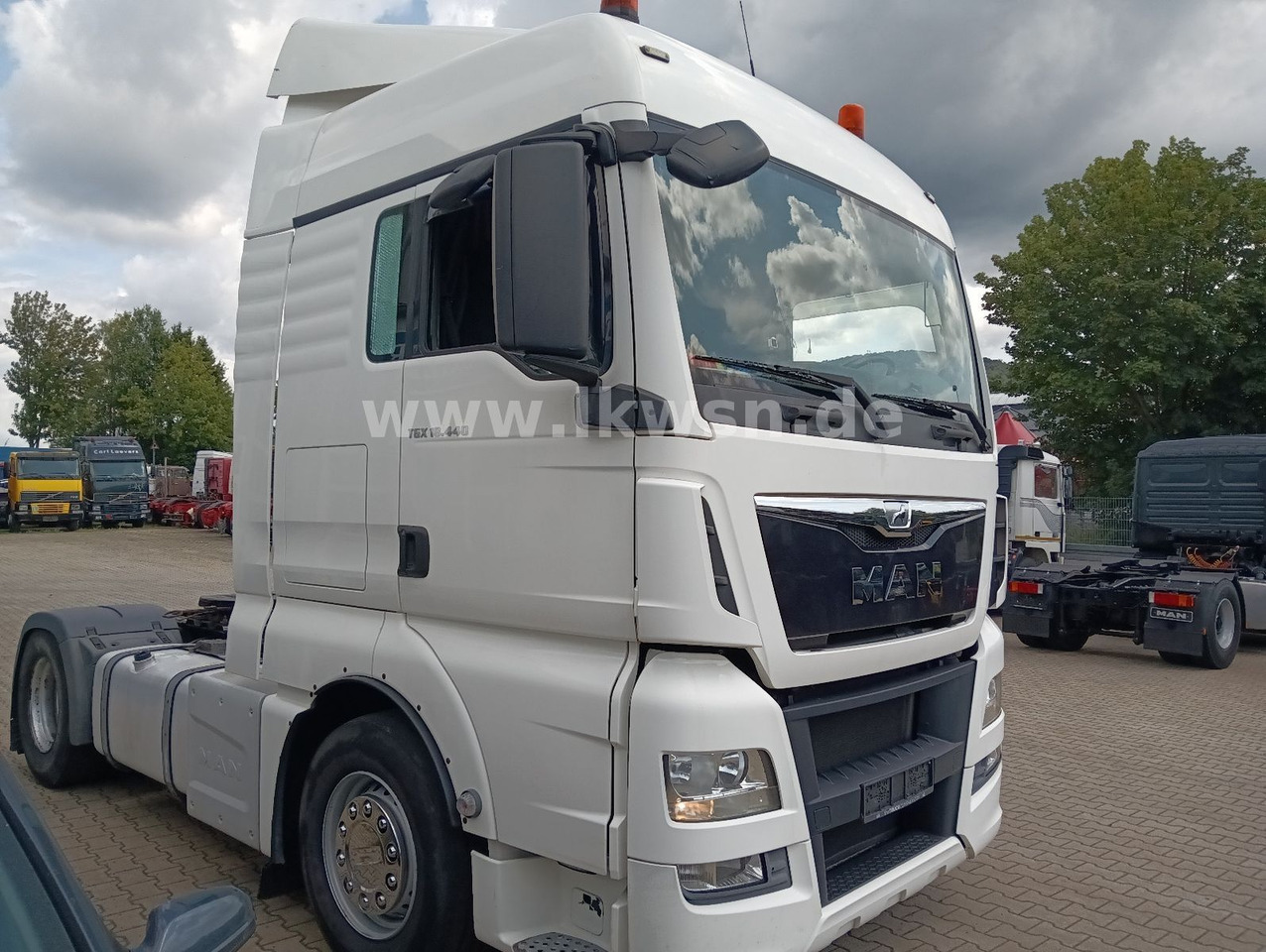 Камион влекач MAN TGX 18:440 FLT XLX 2xTank Klima Spoiler Kühlbox MAN TGX 18:440 FLT XLX 2xTank Klima Spoiler Kühlbox: слика 8 Камион влекач MAN TGX 18:440 FLT XLX 2xTank Klima Spoiler Kühlbox MAN TGX 18:440 FLT XLX 2xTank Klima Spoiler Kühlbox: слика 8