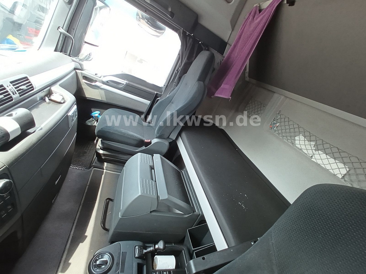 Камион влекач MAN TGX 18:440 FLT XLX 2xTank Klima Spoiler Kühlbox MAN TGX 18:440 FLT XLX 2xTank Klima Spoiler Kühlbox: слика 16 Камион влекач MAN TGX 18:440 FLT XLX 2xTank Klima Spoiler Kühlbox MAN TGX 18:440 FLT XLX 2xTank Klima Spoiler Kühlbox: слика 16