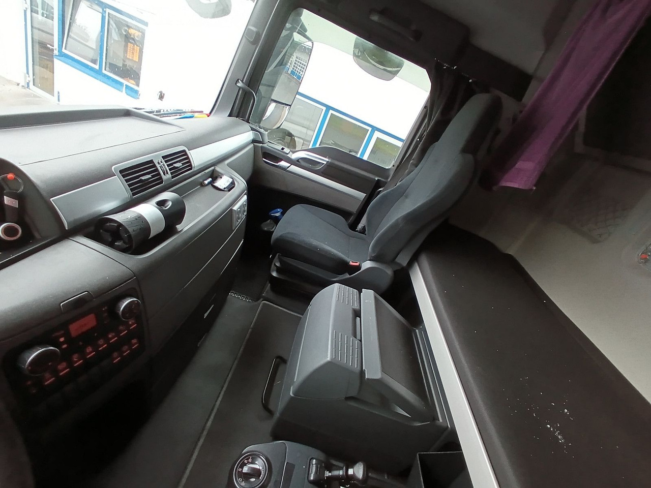 Камион влекач MAN TGX 18:440 FLT XLX 2xTank Klima Spoiler Kühlbox MAN TGX 18:440 FLT XLX 2xTank Klima Spoiler Kühlbox: слика 33 Камион влекач MAN TGX 18:440 FLT XLX 2xTank Klima Spoiler Kühlbox MAN TGX 18:440 FLT XLX 2xTank Klima Spoiler Kühlbox: слика 33