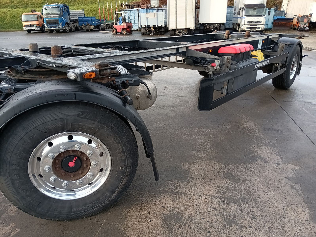 Schwarzmüller 2-A BDF 1,22/1,32 ALCOA Alufelgen ADR 120tkm TÜV Schwarzmüller 2-A BDF 1,22/1,32 ALCOA Alufelgen ADR 120tkm TÜV - Транспортер на контејнер/ Приколка со променливо тело: слика 4 Schwarzmüller 2-A BDF 1,22/1,32 ALCOA Alufelgen ADR 120tkm TÜV Schwarzmüller 2-A BDF 1,22/1,32 ALCOA Alufelgen ADR 120tkm TÜV - Транспортер на контејнер/ Приколка со променливо тело: слика 4