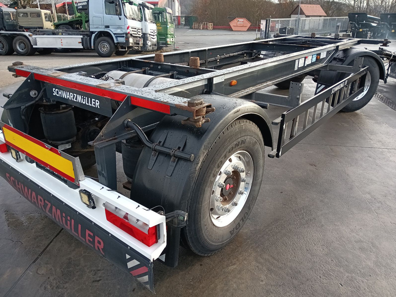 Schwarzmüller 2-A BDF 1,22/1,32 ALCOA Alufelgen ADR 120tkm TÜV Schwarzmüller 2-A BDF 1,22/1,32 ALCOA Alufelgen ADR 120tkm TÜV - Транспортер на контејнер/ Приколка со променливо тело: слика 3 Schwarzmüller 2-A BDF 1,22/1,32 ALCOA Alufelgen ADR 120tkm TÜV Schwarzmüller 2-A BDF 1,22/1,32 ALCOA Alufelgen ADR 120tkm TÜV - Транспортер на контејнер/ Приколка со променливо тело: слика 3