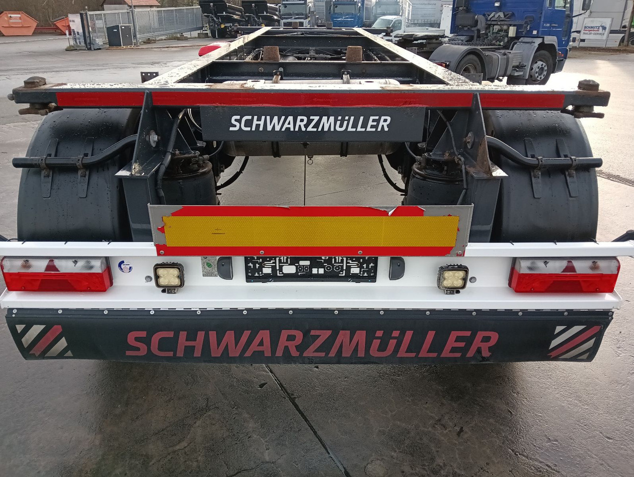Schwarzmüller 2-A BDF 1,22/1,32 ALCOA Alufelgen ADR 120tkm TÜV Schwarzmüller 2-A BDF 1,22/1,32 ALCOA Alufelgen ADR 120tkm TÜV - Транспортер на контејнер/ Приколка со променливо тело: слика 2 Schwarzmüller 2-A BDF 1,22/1,32 ALCOA Alufelgen ADR 120tkm TÜV Schwarzmüller 2-A BDF 1,22/1,32 ALCOA Alufelgen ADR 120tkm TÜV - Транспортер на контејнер/ Приколка со променливо тело: слика 2