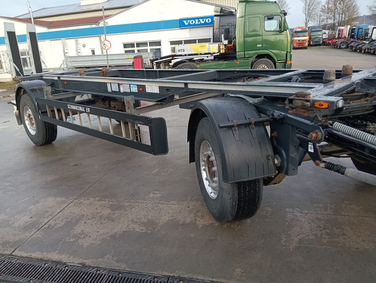 Schwarzmüller 2-A BDF 1,22/1,32 ALCOA Alufelgen ADR 120tkm TÜV Schwarzmüller 2-A BDF 1,22/1,32 ALCOA Alufelgen ADR 120tkm TÜV - Транспортер на контејнер/ Приколка со променливо тело: слика 5 Schwarzmüller 2-A BDF 1,22/1,32 ALCOA Alufelgen ADR 120tkm TÜV Schwarzmüller 2-A BDF 1,22/1,32 ALCOA Alufelgen ADR 120tkm TÜV - Транспортер на контејнер/ Приколка со променливо тело: слика 5