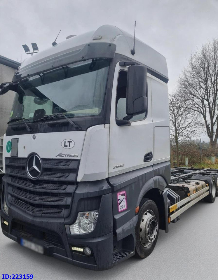 MERCEDES-BENZ Actros 2542 BDF 6x2 Euro6 - Камион со кабинска шасија: слика 2 MERCEDES-BENZ Actros 2542 BDF 6x2 Euro6 - Камион со кабинска шасија: слика 2