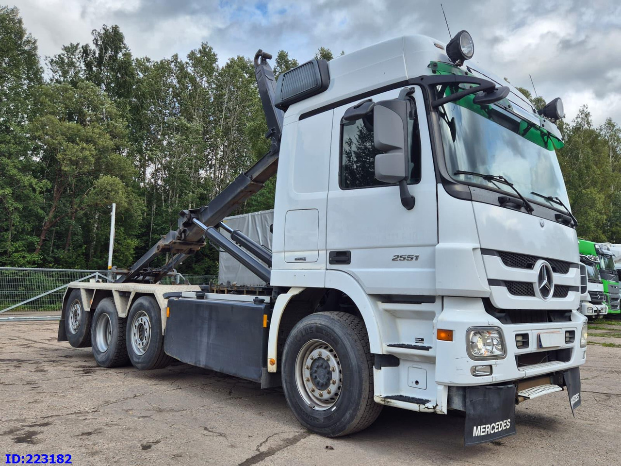 MERCEDES-BENZ Actros 2551 8x2 V8 Retarder - Камион со кука за подигање: слика 4 MERCEDES-BENZ Actros 2551 8x2 V8 Retarder - Камион со кука за подигање: слика 4