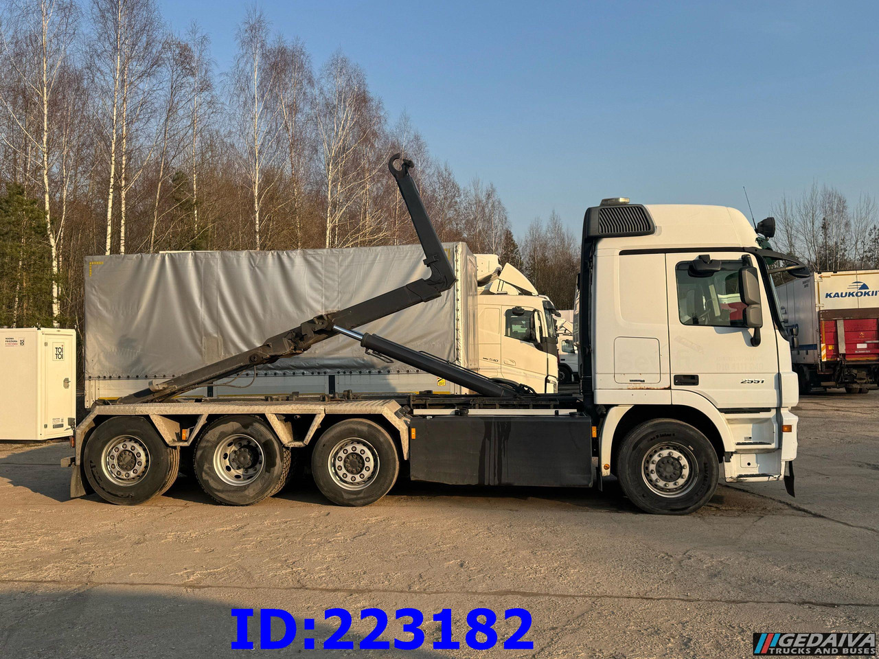 MERCEDES-BENZ Actros 2551 8x2 V8 Retarder - Камион со кука за подигање: слика 4 MERCEDES-BENZ Actros 2551 8x2 V8 Retarder - Камион со кука за подигање: слика 4