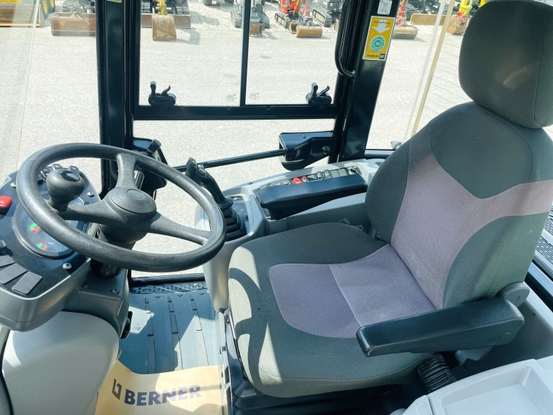 Caterpillar 908M (3637) - Натоварувач на тркала: слика 5 Caterpillar 908M (3637) - Натоварувач на тркала: слика 5