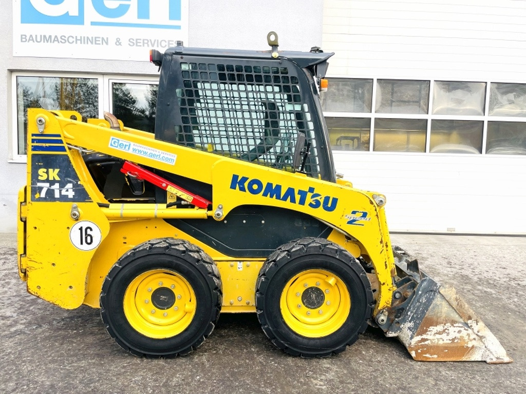 Komatsu SK714 (3906) - Компактен натоварувач: слика 2 Komatsu SK714 (3906) - Компактен натоварувач: слика 2