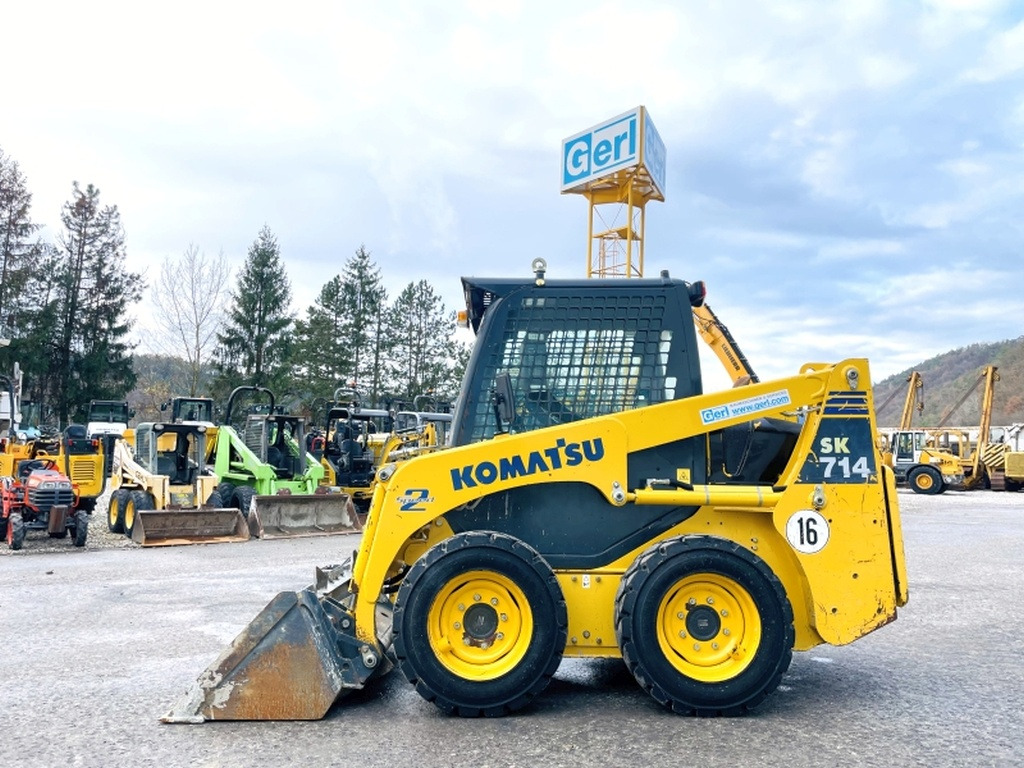 Komatsu SK714 (3906) - Компактен натоварувач: слика 1 Komatsu SK714 (3906) - Компактен натоварувач: слика 1