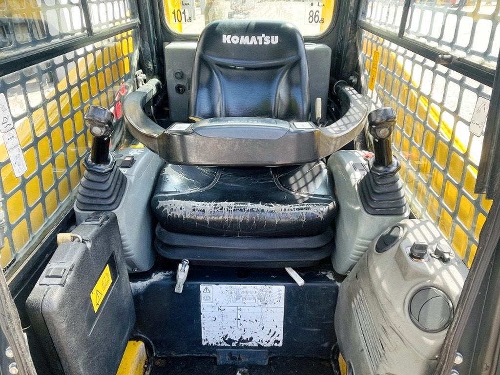 Komatsu SK714 (4012) - Компактен натоварувач: слика 5 Komatsu SK714 (4012) - Компактен натоварувач: слика 5