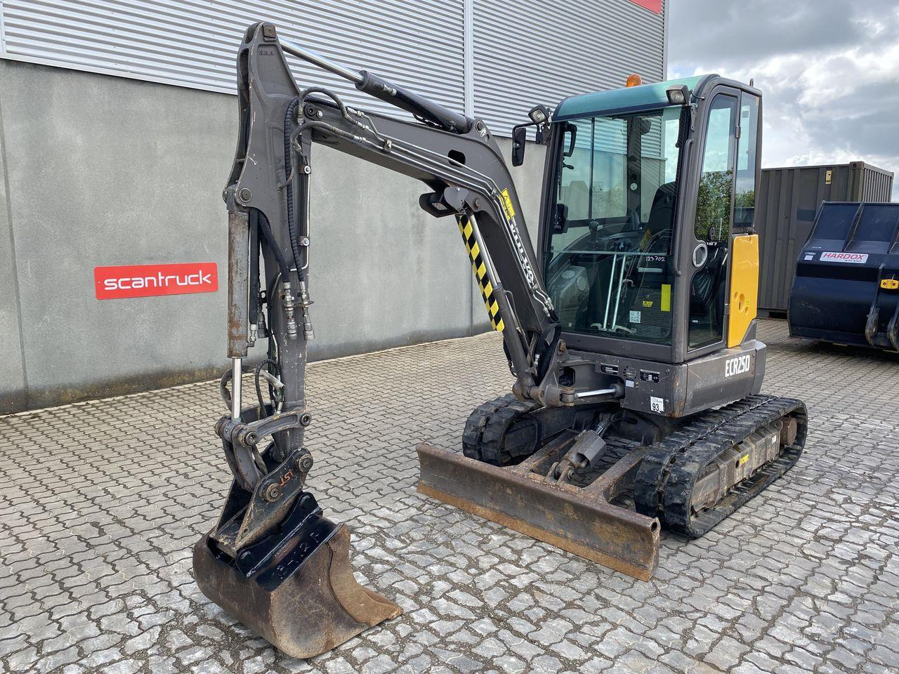 Volvo ECR25 - Мини багер: слика 1 Volvo ECR25 - Мини багер: слика 1