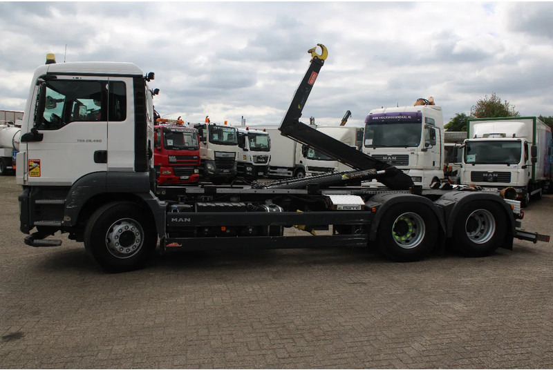MAN TGS 28.460 + 6X2 + PERFECT CONDITION!! 3 X IN STOCK - Камион со кука за подигање: слика 4 MAN TGS 28.460 + 6X2 + PERFECT CONDITION!! 3 X IN STOCK - Камион со кука за подигање: слика 4