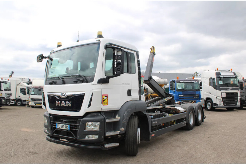 MAN TGS 28.460 + 6X2 + PERFECT CONDITION!! 3 X IN STOCK - Камион со кука за подигање: слика 2 MAN TGS 28.460 + 6X2 + PERFECT CONDITION!! 3 X IN STOCK - Камион со кука за подигање: слика 2