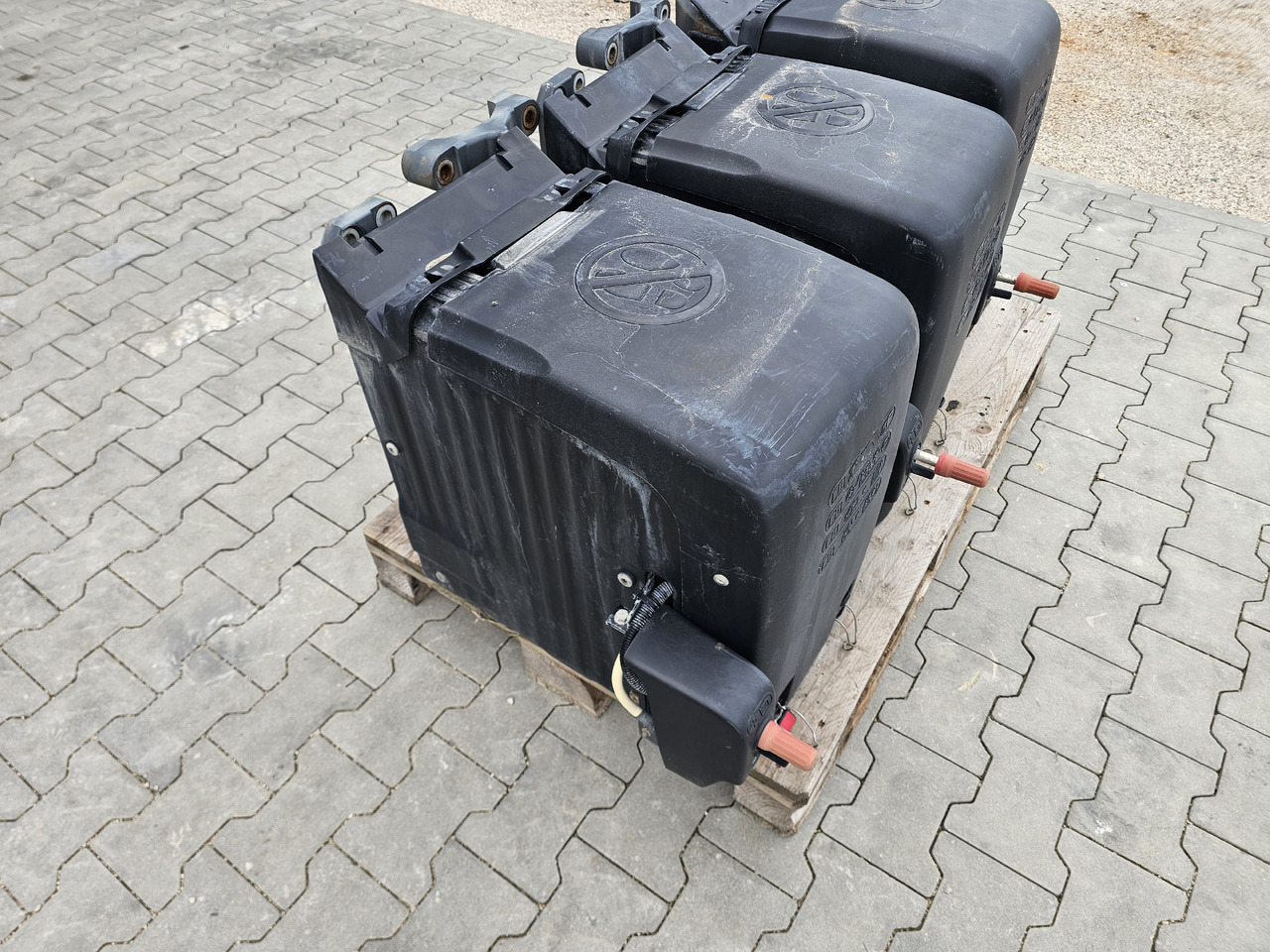DAF XF106 EURO 6 / VERTICAL BATTERY BOX - Батерија: слика 2 DAF XF106 EURO 6 / VERTICAL BATTERY BOX - Батерија: слика 2