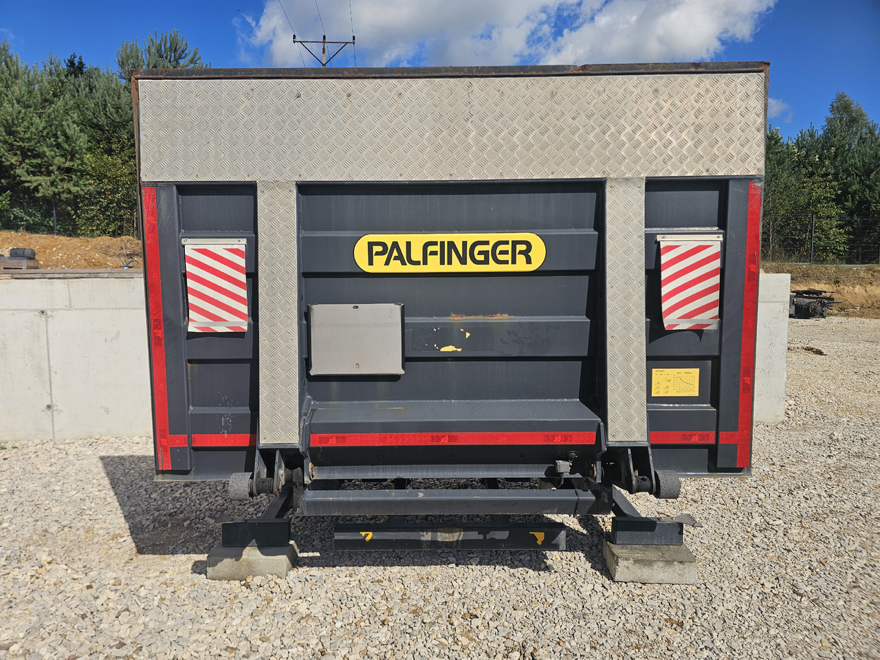 PALFINGER MBB C 2000 L / 2020 / 2000KG - Заден лифт за утовар: слика 1 PALFINGER MBB C 2000 L / 2020 / 2000KG - Заден лифт за утовар: слика 1