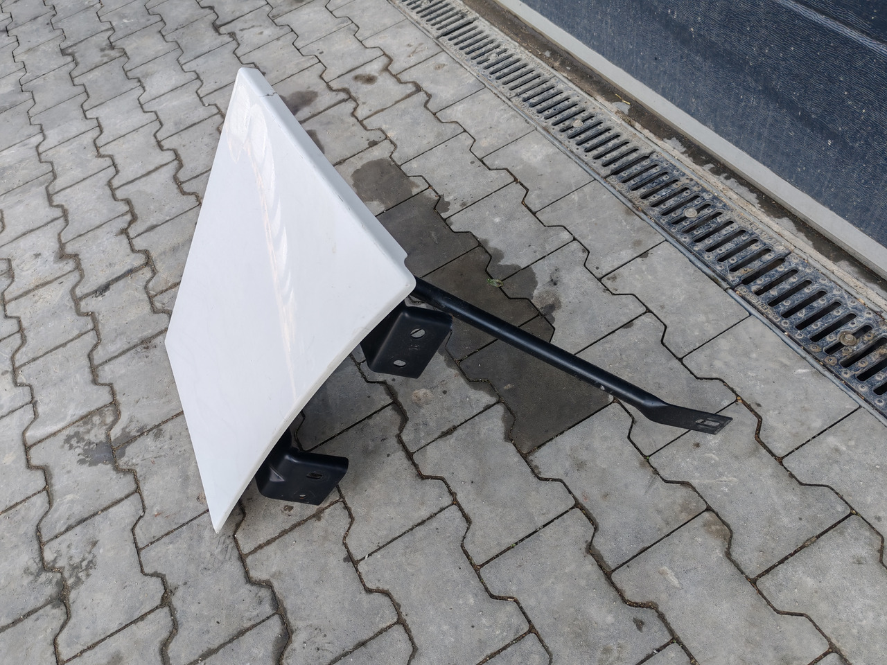 RENAULT RANGE T EURO 6 / HIGH CAB / RIGHT SPOILER EXTENDER - Аеродинамика/ Спојлер: слика 3 RENAULT RANGE T EURO 6 / HIGH CAB / RIGHT SPOILER EXTENDER - Аеродинамика/ Спојлер: слика 3