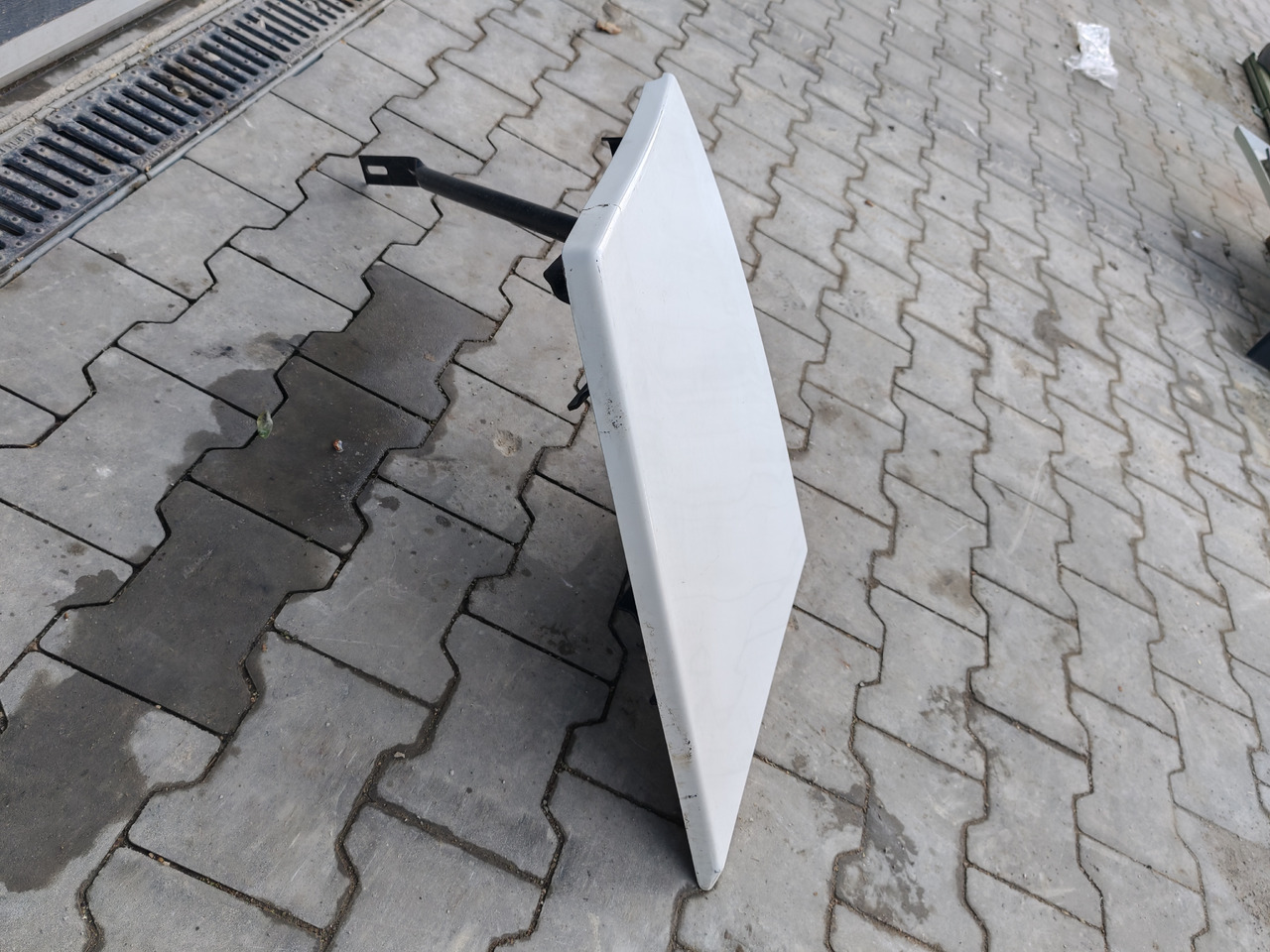 RENAULT RANGE T EURO 6 / HIGH CAB / RIGHT SPOILER EXTENDER - Аеродинамика/ Спојлер: слика 4 RENAULT RANGE T EURO 6 / HIGH CAB / RIGHT SPOILER EXTENDER - Аеродинамика/ Спојлер: слика 4