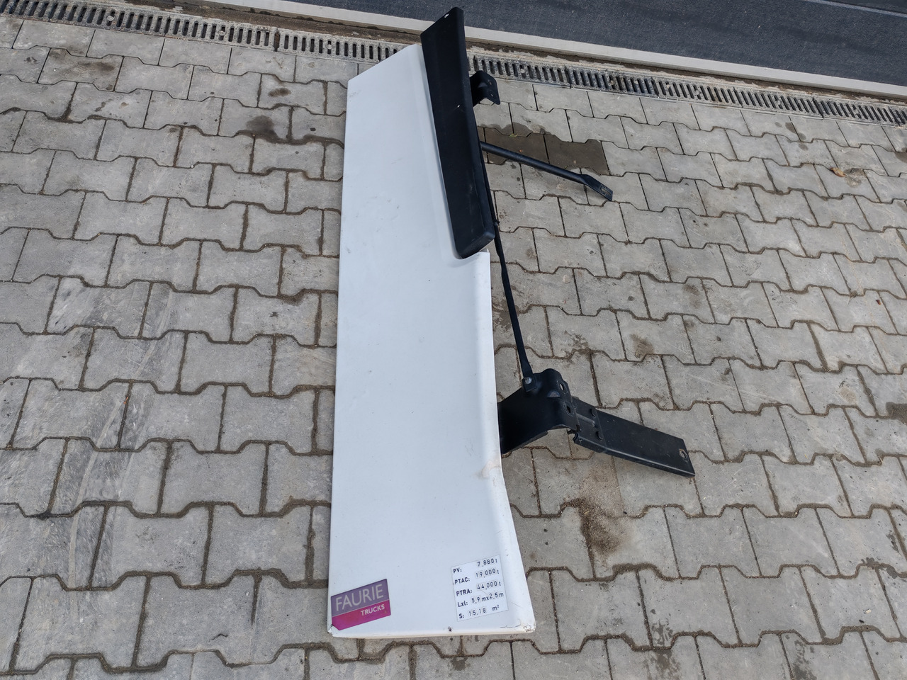 RENAULT RANGE T EURO 6 / HIGH CAB / RIGHT SPOILER - Аеродинамика/ Спојлер: слика 2 RENAULT RANGE T EURO 6 / HIGH CAB / RIGHT SPOILER - Аеродинамика/ Спојлер: слика 2