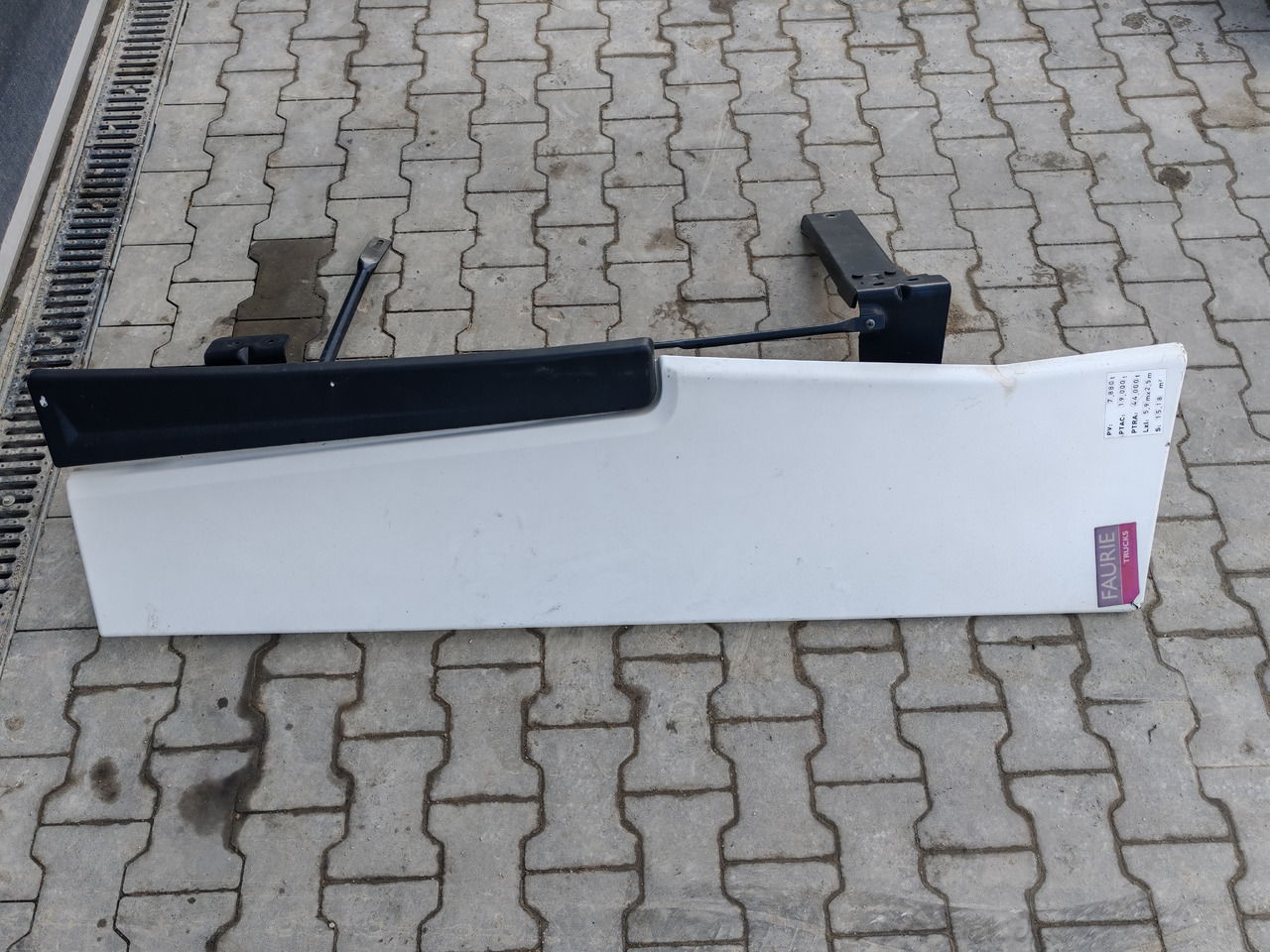 RENAULT RANGE T EURO 6 / HIGH CAB / RIGHT SPOILER - Аеродинамика/ Спојлер: слика 3 RENAULT RANGE T EURO 6 / HIGH CAB / RIGHT SPOILER - Аеродинамика/ Спојлер: слика 3