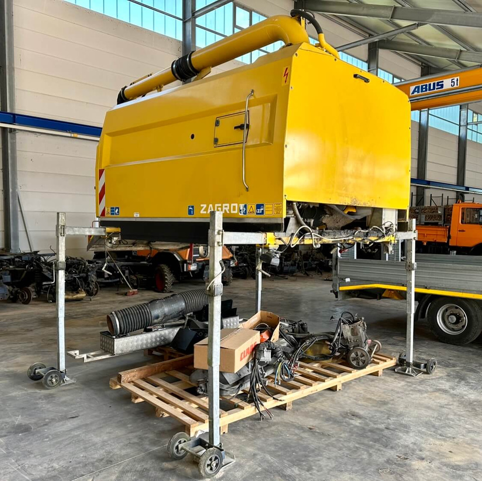 Unimog Aufbaukehrmaschine Trilety SK-370 - Возило за метење: слика 1 Unimog Aufbaukehrmaschine Trilety SK-370 - Возило за метење: слика 1