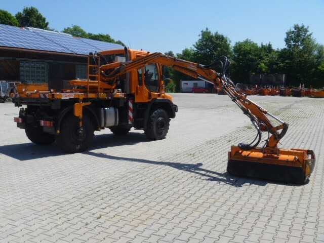 Unimog Aufbaumulcher Gilbers U4008TQ6EMP - Косилка за жива ограда: слика 2 Unimog Aufbaumulcher Gilbers U4008TQ6EMP - Косилка за жива ограда: слика 2