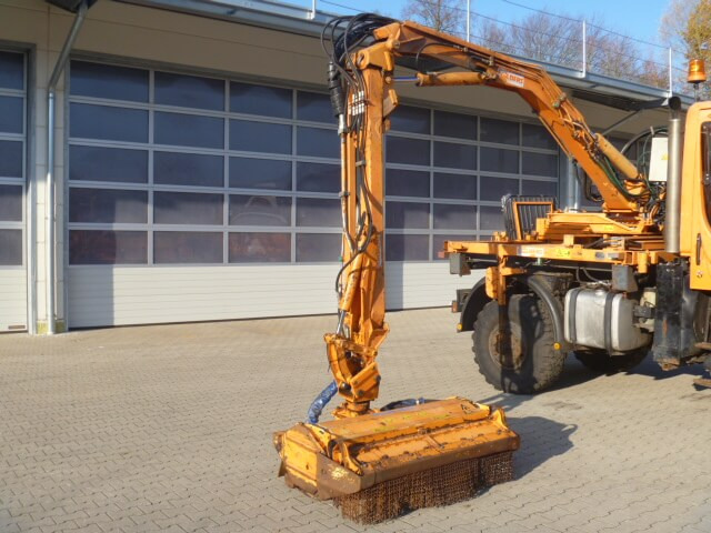 Unimog Aufbaumulcher Gilbers U400ST06EMP - Косилка за жива ограда: слика 1 Unimog Aufbaumulcher Gilbers U400ST06EMP - Косилка за жива ограда: слика 1