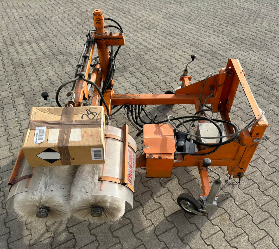 Unimog Leitpfostenwaschgerät Drutzel LWG-U-300 - Метла: слика 2 Unimog Leitpfostenwaschgerät Drutzel LWG-U-300 - Метла: слика 2