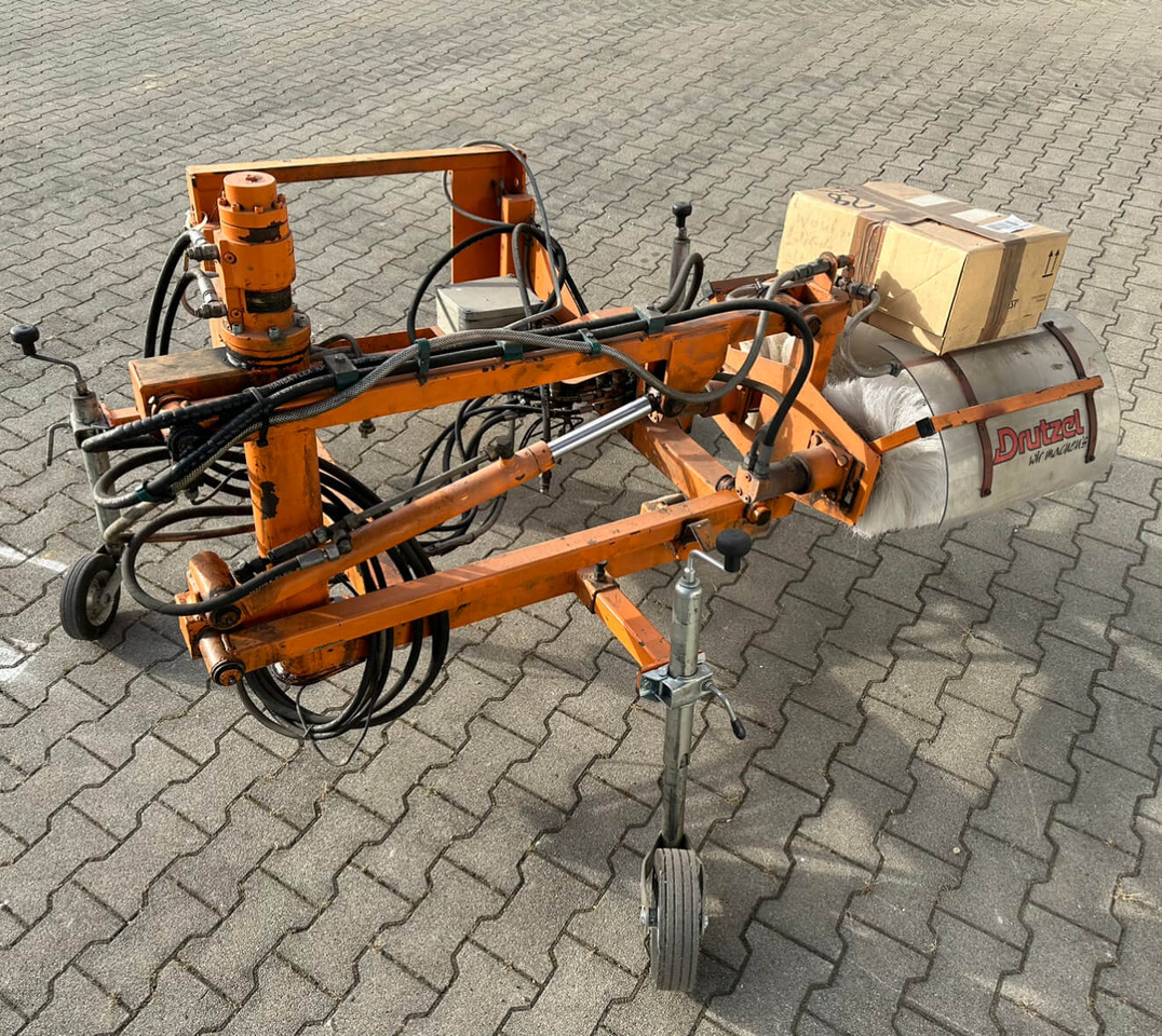 Unimog Leitpfostenwaschgerät Drutzel LWG-U-300 - Метла: слика 5 Unimog Leitpfostenwaschgerät Drutzel LWG-U-300 - Метла: слика 5