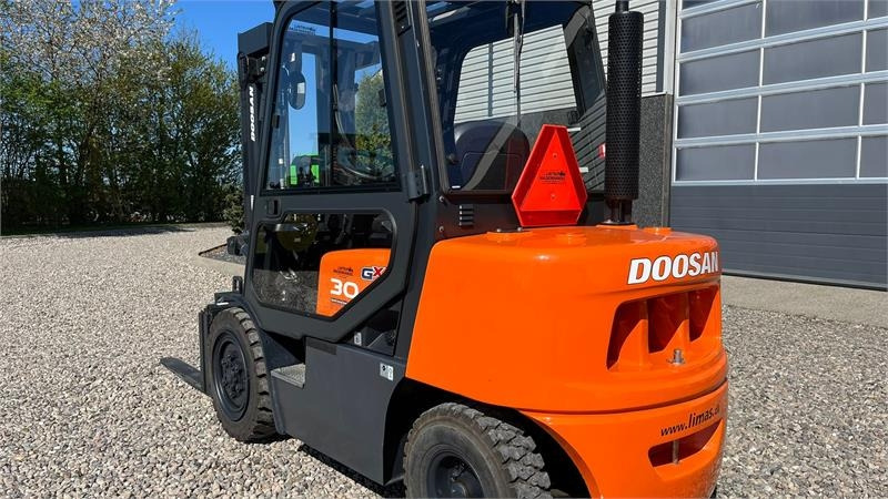 Doosan D30 G med kabine og KUN 57 TIMER FRA NY, MED TIME - Дизел вилушкар: слика 3 Doosan D30 G med kabine og KUN 57 TIMER FRA NY, MED TIME - Дизел вилушкар: слика 3