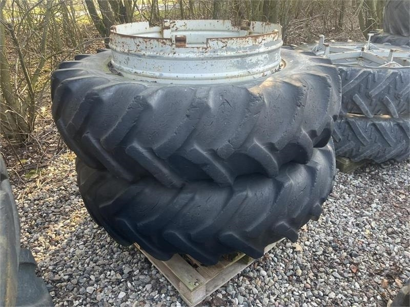 Goodyear 16,9 X 38 Hvide med ring og 5 Dual låse - Комплетно тркало за Земјоделска машина: слика 1 Goodyear 16,9 X 38 Hvide med ring og 5 Dual låse - Комплетно тркало за Земјоделска машина: слика 1