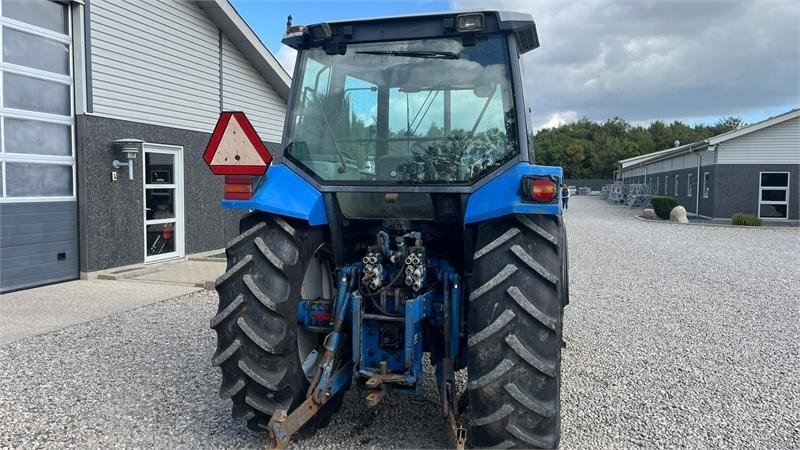 Трактор New Holland 8240 SLE Med frontlift og frontPTO: слика 14