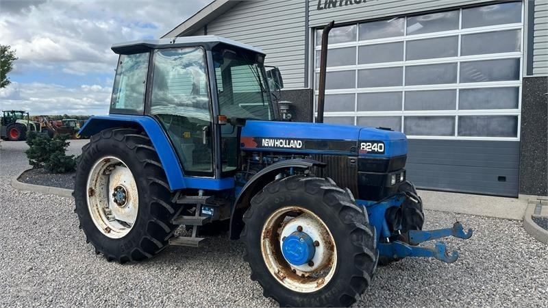 Трактор New Holland 8240 SLE Med frontlift og frontPTO: слика 15