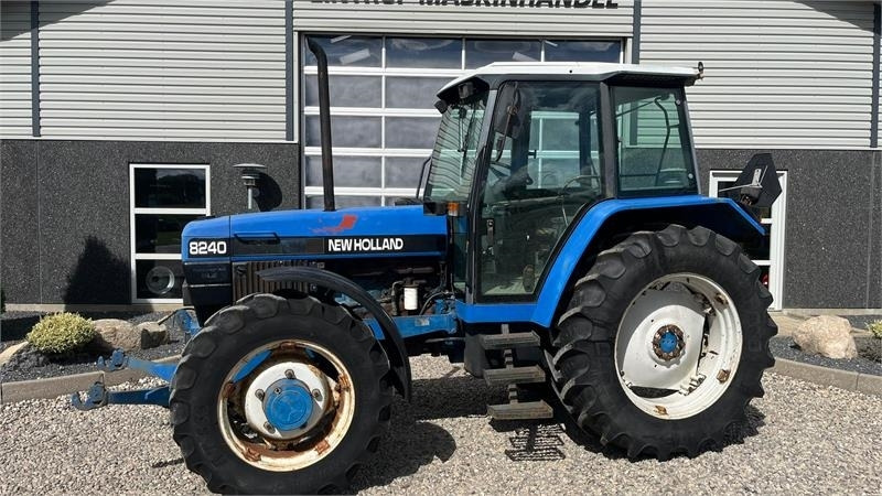 New Holland 8240 SLE Med frontlift og frontPTO - Трактор: слика 1 New Holland 8240 SLE Med frontlift og frontPTO - Трактор: слика 1