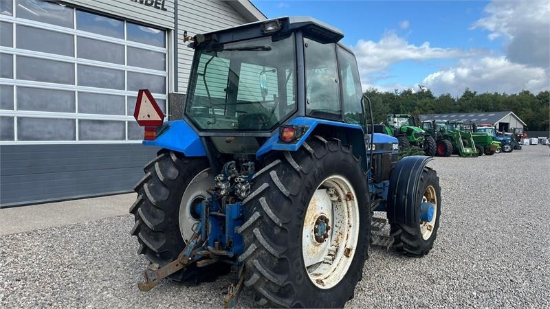 Трактор New Holland 8240 SLE Med frontlift og frontPTO: слика 13