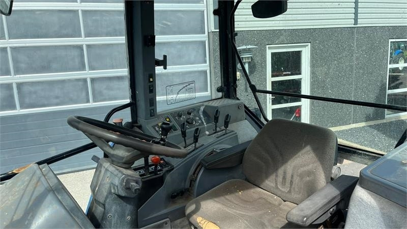 Трактор New Holland 8240 SLE Med frontlift og frontPTO: слика 6
