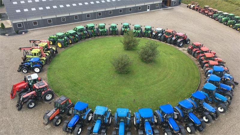Трактор New Holland 8240 SLE Med frontlift og frontPTO: слика 18