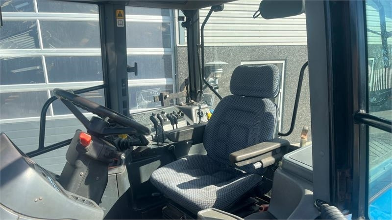 New Holland 8360 Rangecommand - Трактор: слика 5 New Holland 8360 Rangecommand - Трактор: слика 5