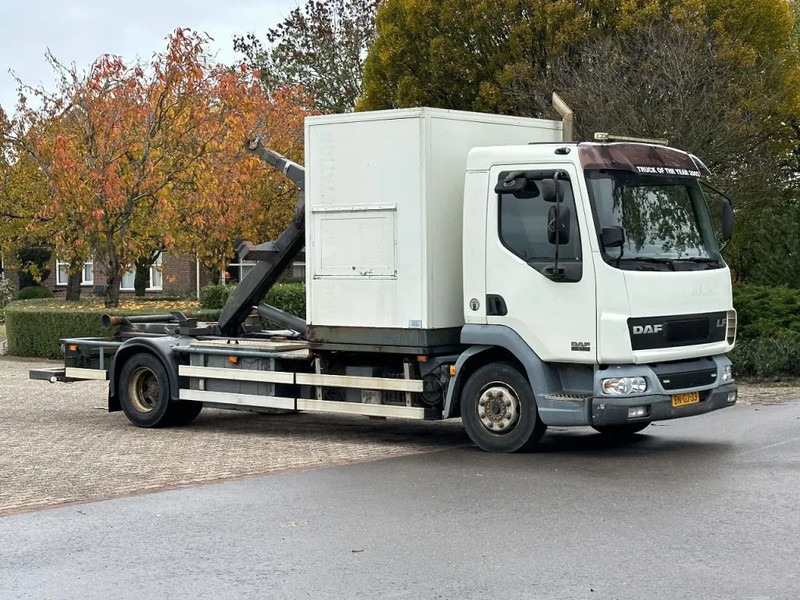 DAF LF 45 180!! HAAKARM/CONTAINER!!MOBILE WORKSHOP!! - Камион со кука за подигање: слика 1 DAF LF 45 180!! HAAKARM/CONTAINER!!MOBILE WORKSHOP!! - Камион со кука за подигање: слика 1
