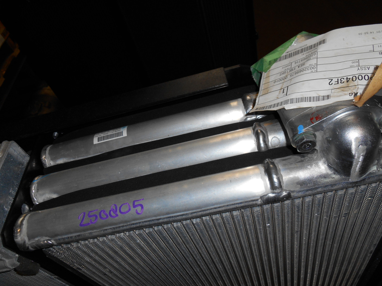 Kobelco LC05P00043F2 - LC05P00043S002 - Ладилник за масло за Градежна машина: слика 2 Kobelco LC05P00043F2 - LC05P00043S002 - Ладилник за масло за Градежна машина: слика 2