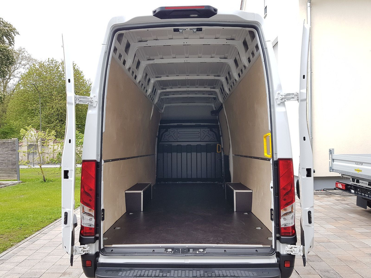 IVECO Daily 35S18 18m³ L4H3 - Товарно комбе: слика 2 IVECO Daily 35S18 18m³ L4H3 - Товарно комбе: слика 2