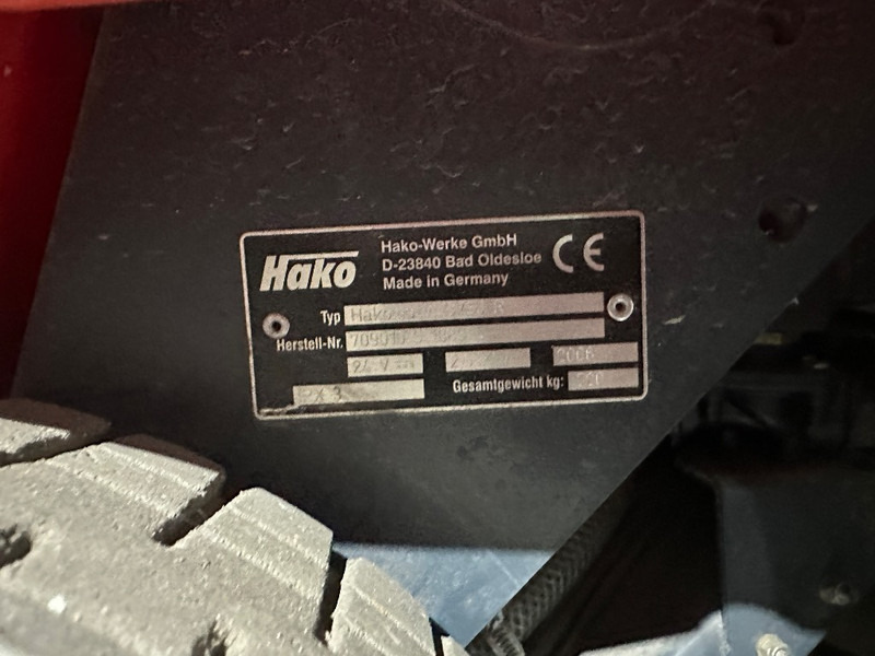 Hako B 750 R SOLD - Возило за метење: слика 3 Hako B 750 R SOLD - Возило за метење: слика 3